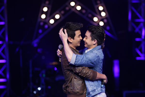 อึ้ง!! กัน ริท เจอกันต้องกอดกันขนาดนี้เลยหรือ (ลองดูภาพแล้วคิดเอาเองนะ เหมือนจะกำลังพัฒนาไปอีก)