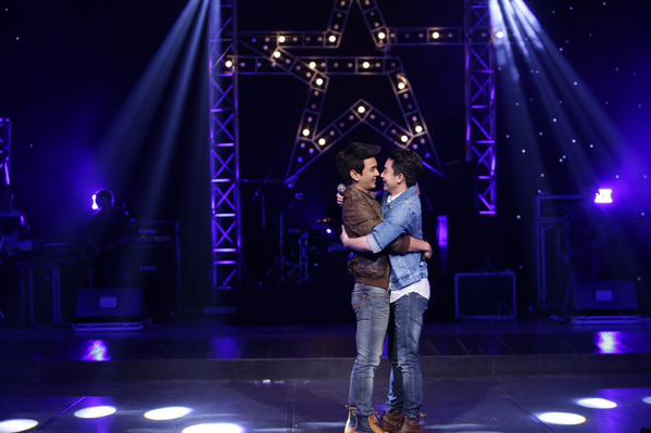 อึ้ง!! กัน ริท เจอกันต้องกอดกันขนาดนี้เลยหรือ (ลองดูภาพแล้วคิดเอาเองนะ เหมือนจะกำลังพัฒนาไปอีก)