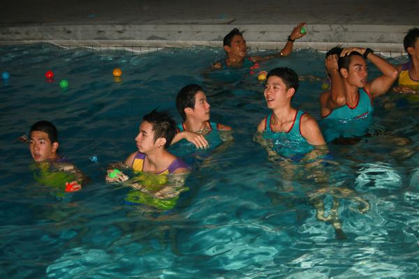 ว๊ายยย!! ฝูงกินรีกำลังเล่นน้ำ @ Water boyy The Movie