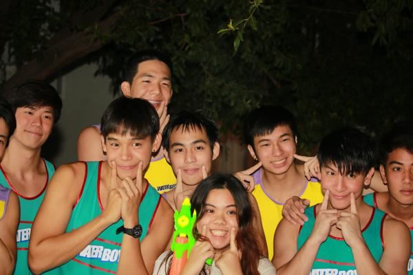 ว๊ายยย!! ฝูงกินรีกำลังเล่นน้ำ @ Water boyy The Movie