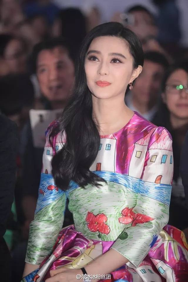Fan Bing Bing สวย ใส สไตล์แบ๊วๆ ในชุดเดรสของแบรนด์ดัง D&G @งานอีเว้นท์ที่เมืองเซินเจิ้น