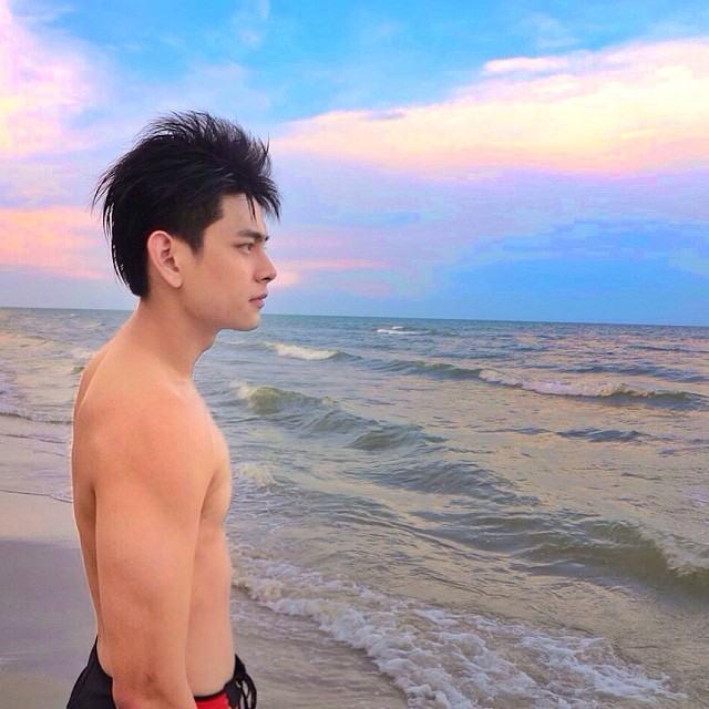 ฮอต! พระเอกหน้าหวาน หล่อหุ่นแซ่บ "เอี๊ยง สิทธา"