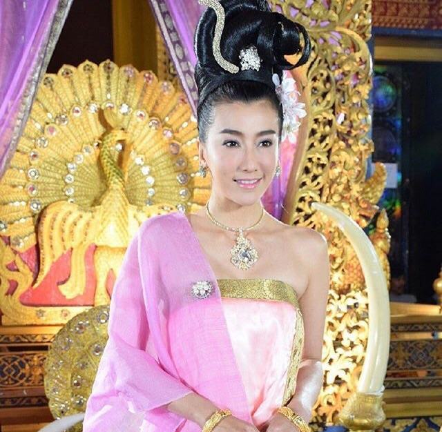 อั้ม นำทีม ฟิตติ้งละคร"เพลิงพระนาง"