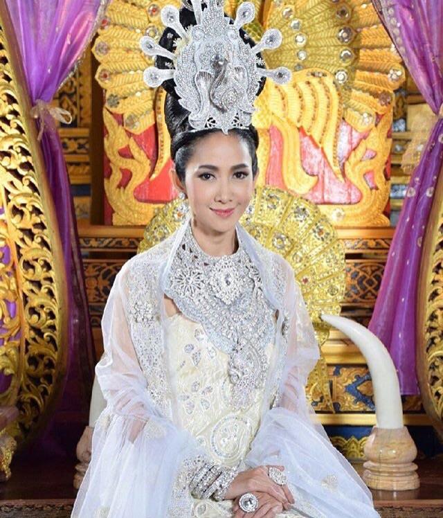 อั้ม นำทีม ฟิตติ้งละคร"เพลิงพระนาง"