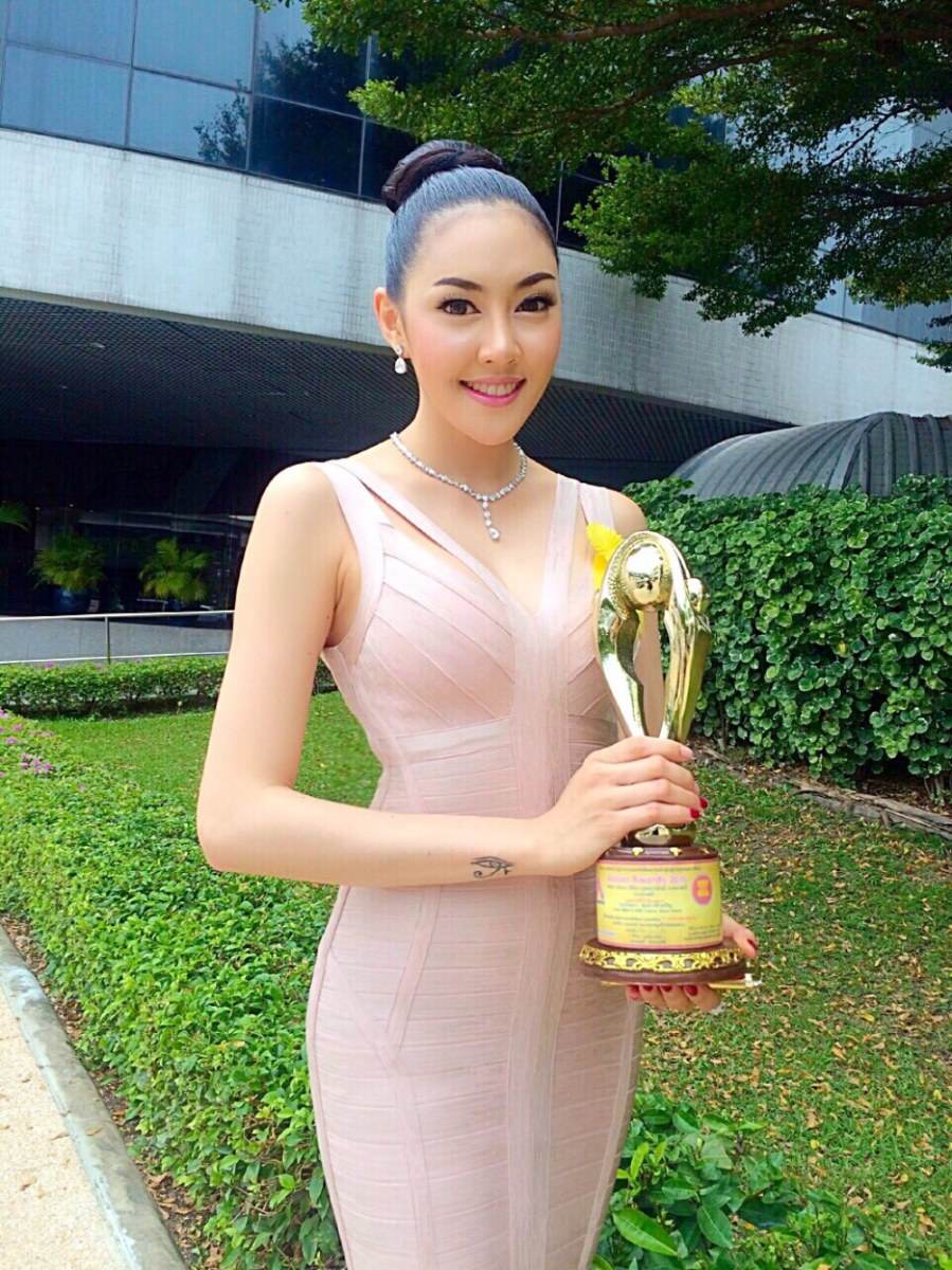 พักโชว์ sexy เก๋ เลเดอเรอร์ สวมชุดมิดชิดมูลค่ากว่า 10 ล้านบาท ถูกเลือกให้รับรางวัล asean awards 2015