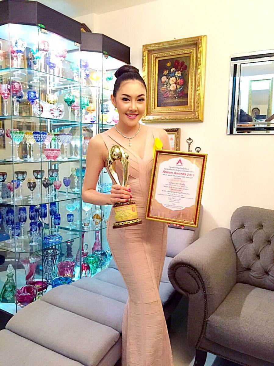 พักโชว์ sexy เก๋ เลเดอเรอร์ สวมชุดมิดชิดมูลค่ากว่า 10 ล้านบาท ถูกเลือกให้รับรางวัล asean awards 2015