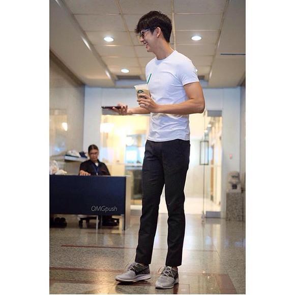 พระเอก-ดีเจหนุ่มหล่อขาวใสปิ้ง "ดีเจพุฒิ" กับสตรีทแฟชั่นเท่ๆ