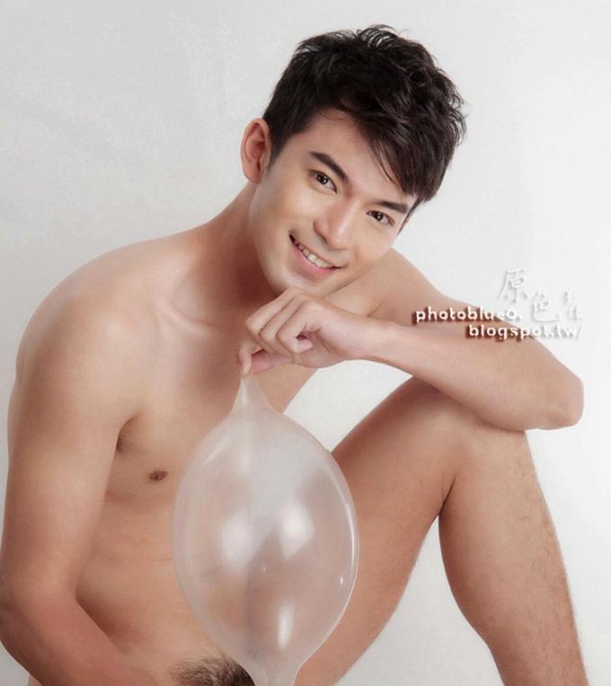 ยื่น อก พก ถุง