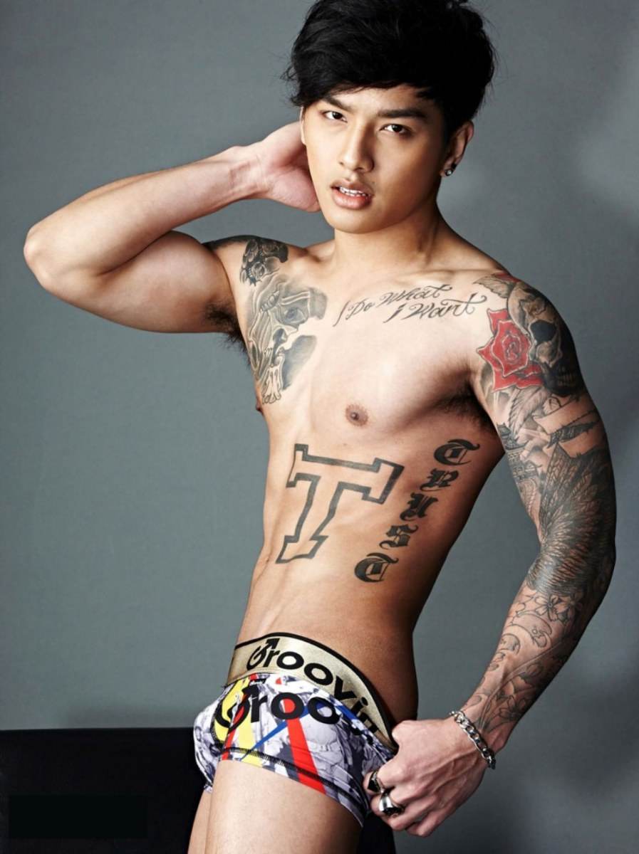 หนุ่มรอยสักสวย หุ่นเซ็กส์ นายTop