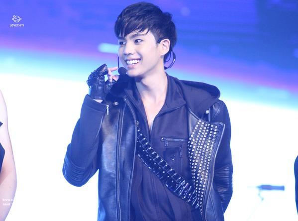 อยากให้รางวัล แบงค์ ธิติ แสดงคอนเสิร์ตเกาหลียังไงยังงั้น โดนๆ @ GTHStarTheque
