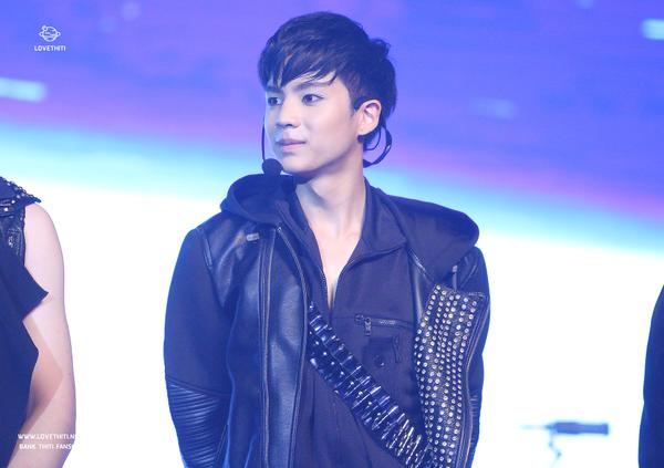 อยากให้รางวัล แบงค์ ธิติ แสดงคอนเสิร์ตเกาหลียังไงยังงั้น โดนๆ @ GTHStarTheque