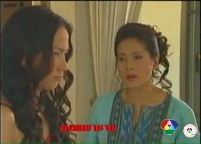 อั้ม พัชราภากับอ้อย กาญจนาเกาเหลา เกือบตบกันในกองละครคมพยาบาท จากกรณีที่อั้มมากองถ่ายสายแล้วลัดคิวสระผม จนทุกวันนี้อ้อย กาญจนาไม่ได้กลับไปเล่นละครกับอั้มพัชราภาและช่อง7อีกเลย