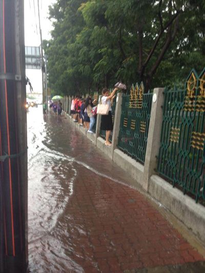น้ำท่วม ม.เกษตรฯ นิสิตเลยต้องงัดวิชานินจามาใช้
