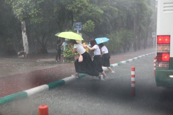 น้ำท่วม ม.เกษตรฯ นิสิตเลยต้องงัดวิชานินจามาใช้