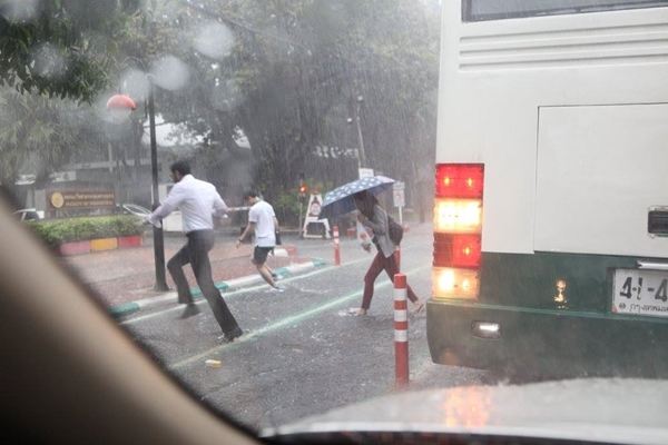 น้ำท่วม ม.เกษตรฯ นิสิตเลยต้องงัดวิชานินจามาใช้