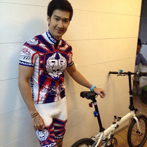 ดาราหล่อดกเข้มตุงสมชายชาตรี
