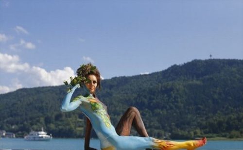 เทศกาลการเพ้นท์ตัวเองให้มีสีสันต่างๆ นาๆ ทั่วเรือนร่าง