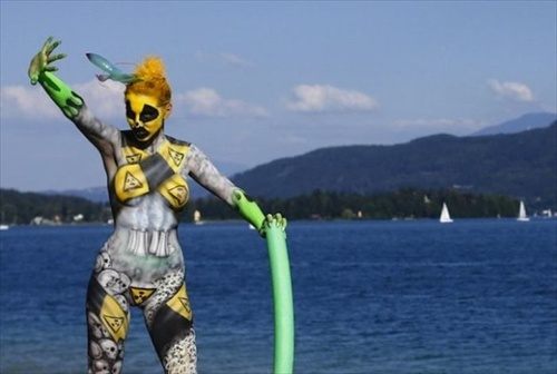 เทศกาลการเพ้นท์ตัวเองให้มีสีสันต่างๆ นาๆ ทั่วเรือนร่าง