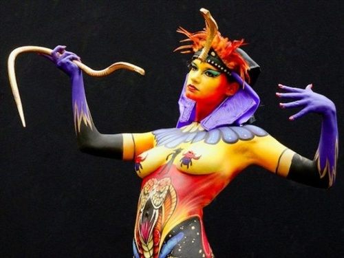 เทศกาลการเพ้นท์ตัวเองให้มีสีสันต่างๆ นาๆ ทั่วเรือนร่าง