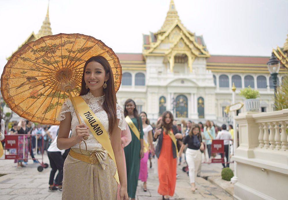 สาวงาม ผู้เข้าประกวด Miss Grand International 2015 เข้าชมวัดพระแก้ว