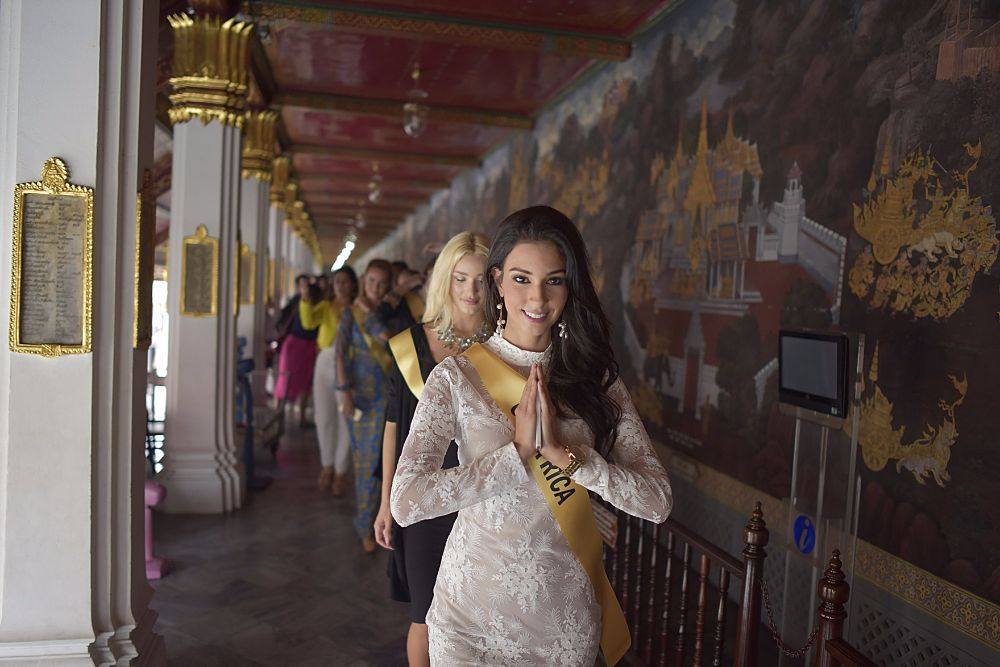 สาวงาม ผู้เข้าประกวด Miss Grand International 2015 เข้าชมวัดพระแก้ว
