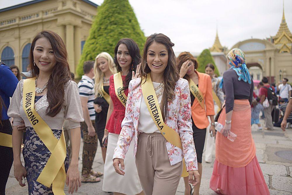 สาวงาม ผู้เข้าประกวด Miss Grand International 2015 เข้าชมวัดพระแก้ว