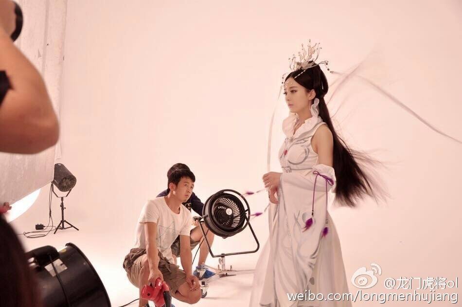 จ้าวลี่อิง ในชุด cosplay 赵丽颖 龙门虎将 online
