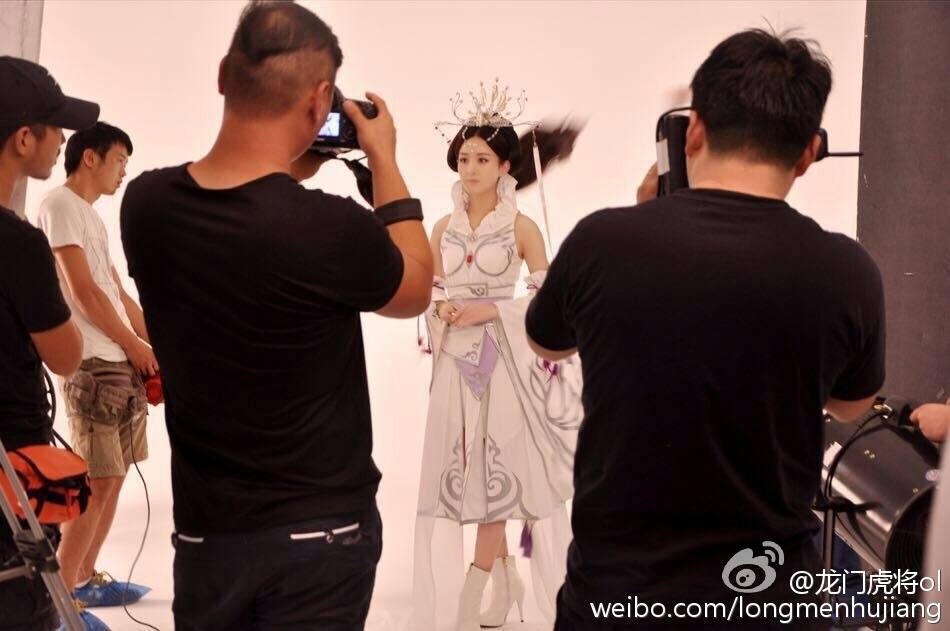 จ้าวลี่อิง ในชุด cosplay 赵丽颖 龙门虎将 online
