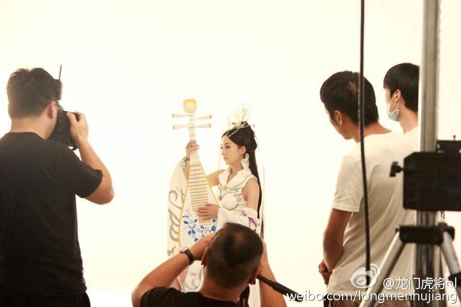 จ้าวลี่อิง ในชุด cosplay 赵丽颖 龙门虎将 online