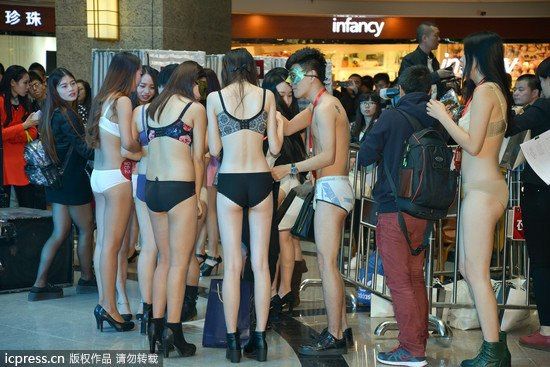 แก้ผ้าช้อปปิ้งโปรโมชั่นเสื้อผ้าฟรี