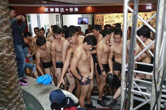 แก้ผ้าช้อปปิ้งโปรโมชั่นเสื้อผ้าฟรี