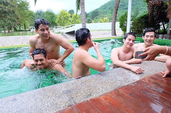 กำเดาแทบพุ่ง! เห็นภาพ 5 ซุปตาร์หนุ่ม เคน เวียร์ มาริโอ้ ภัทร และอาเล็ก รวมตัวกันถอดเล่นน้ำ