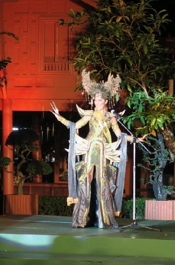 7 สาวเอเซีย vs 13 สาวฝรั่ง ในชุดประจำชาติ MISS GRAND INTERNATIONAL 2015 รอบสุดท้าย