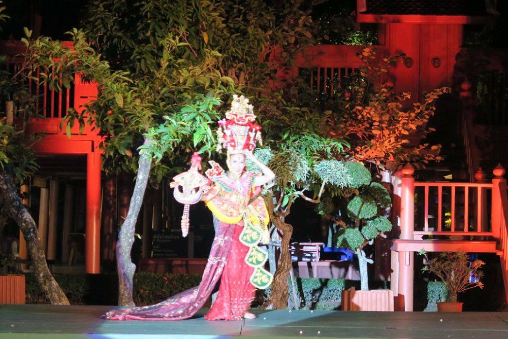 7 สาวเอเซีย vs 13 สาวฝรั่ง ในชุดประจำชาติ MISS GRAND INTERNATIONAL 2015 รอบสุดท้าย
