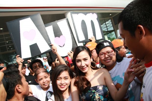 วินาที อั้ม พัชราภา รีบขึ้นรถแต่ต้องชะงักเมื่อเจอแฟนคลับคนนี้ (มีคลิป)