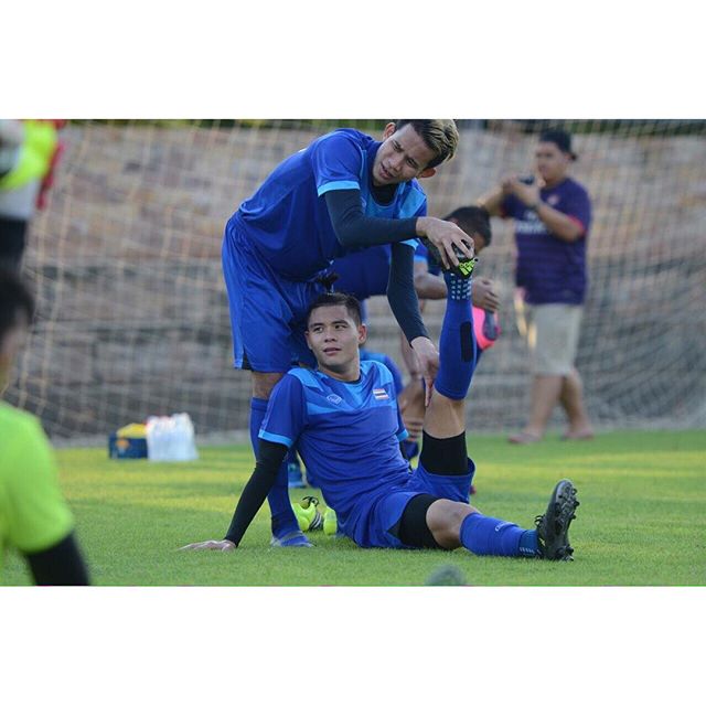 &lsquo;ต้น&rsquo; นฤบดินทร์ คว้ารางวัลสุดยอดหนุ่มนักกีฬาสุดเซ็กซี่ หนุ่มโสดในฝันคลีโอ 2015 (สมเป็นนักเตะในดวงใจจริงๆ)