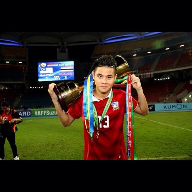 &lsquo;ต้น&rsquo; นฤบดินทร์ คว้ารางวัลสุดยอดหนุ่มนักกีฬาสุดเซ็กซี่ หนุ่มโสดในฝันคลีโอ 2015 (สมเป็นนักเตะในดวงใจจริงๆ)