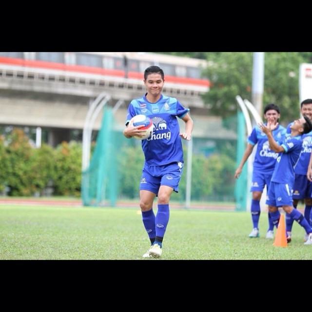 &lsquo;ต้น&rsquo; นฤบดินทร์ คว้ารางวัลสุดยอดหนุ่มนักกีฬาสุดเซ็กซี่ หนุ่มโสดในฝันคลีโอ 2015 (สมเป็นนักเตะในดวงใจจริงๆ)