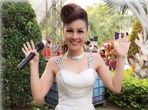 อึ้งเลย ! เจอภาพนี้เข้าไป หญิงลี นั่งจกบะหมี่กึ่งสำเร็จรูปกับพื้นข้างทาง