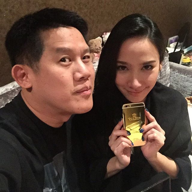 สวยและรวยมาก ! "อั้ม พัชราภา" ถอย iPhone 6s ทองคำแท้ ราคาเฉียด 2 แสนบาท มาใช้เป็นคนแรกของไทย เรียบร้อยแล้ว !