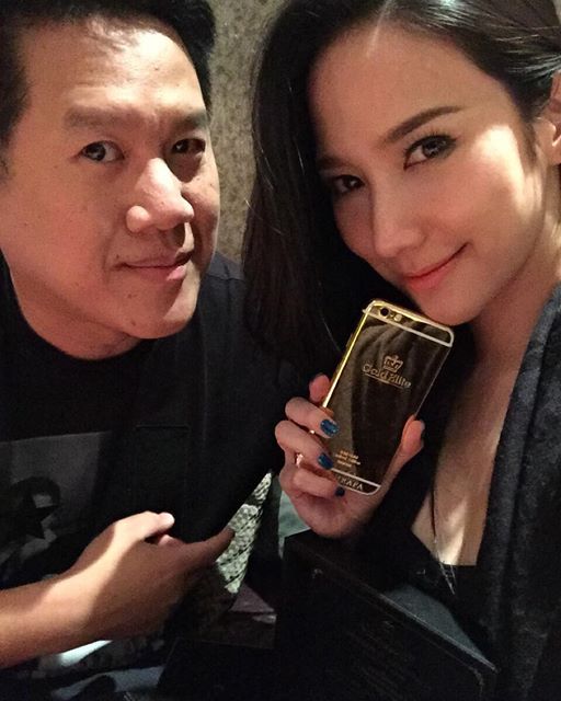 สวยและรวยมาก ! "อั้ม พัชราภา" ถอย iPhone 6s ทองคำแท้ ราคาเฉียด 2 แสนบาท มาใช้เป็นคนแรกของไทย เรียบร้อยแล้ว !