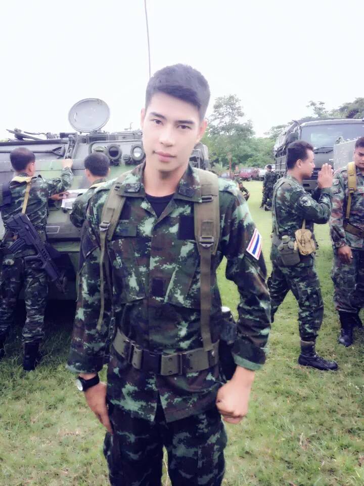 ถวายบัว(ตัว)คนในเครื่องแบบ