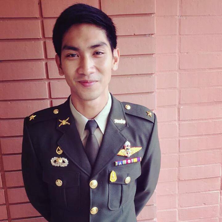 ถวายบัว(ตัว)คนในเครื่องแบบ