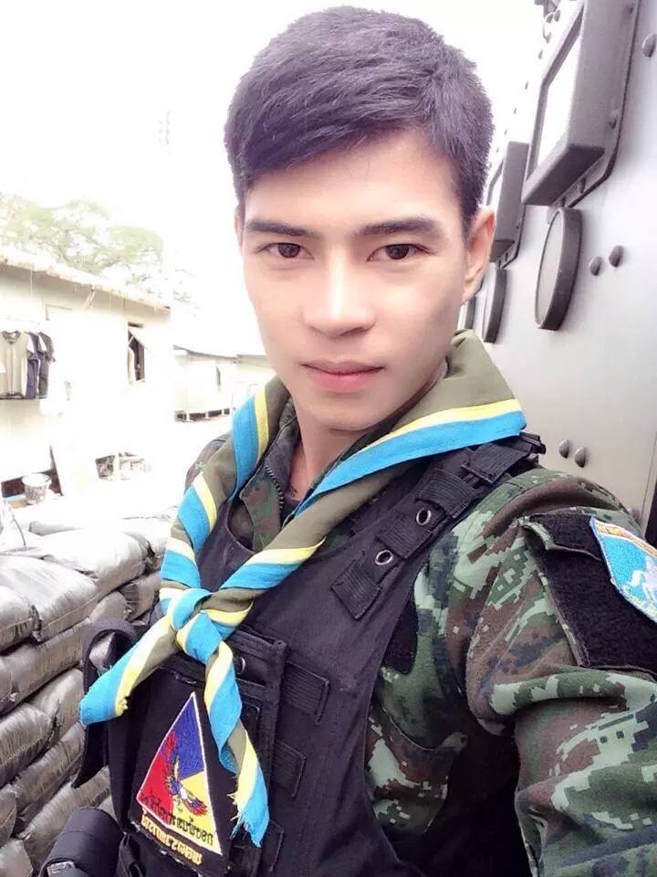 ถวายบัว(ตัว)คนในเครื่องแบบ