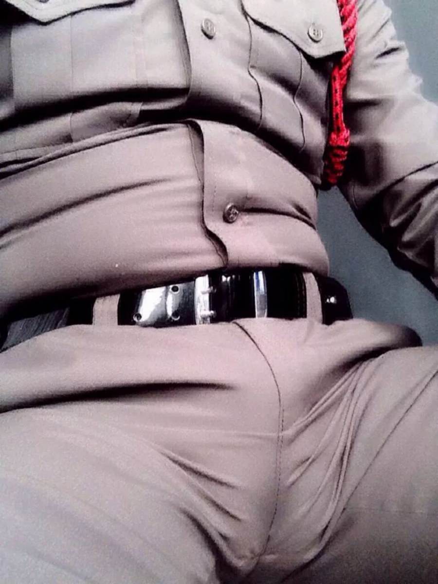 ถวายบัว(ตัว)คนในเครื่องแบบ