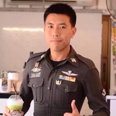 ถวายบัว(ตัว)คนในเครื่องแบบ