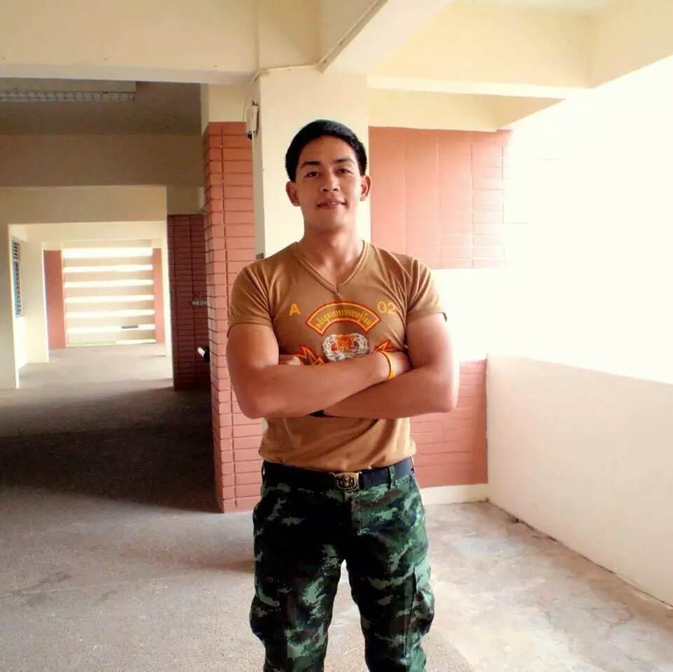 ถวายบัว(ตัว)คนในเครื่องแบบ