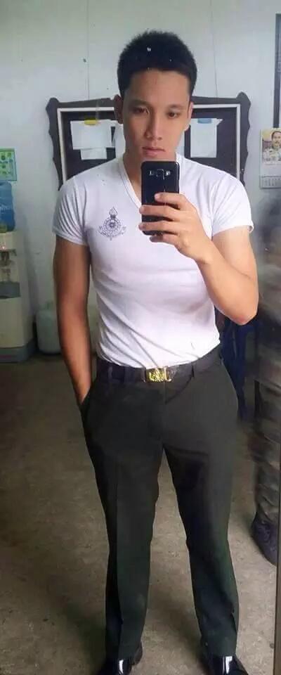 ถวายบัว(ตัว)คนในเครื่องแบบ