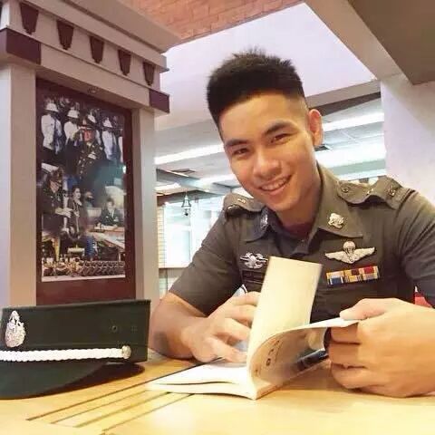 ถวายบัว(ตัว)คนในเครื่องแบบ