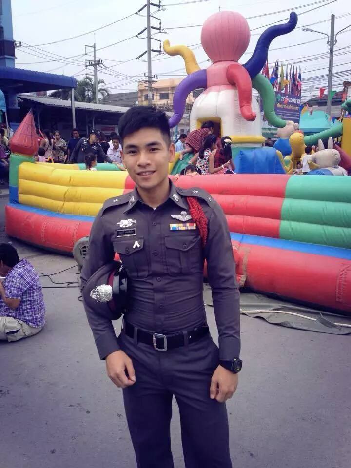 ถวายบัว(ตัว)คนในเครื่องแบบ